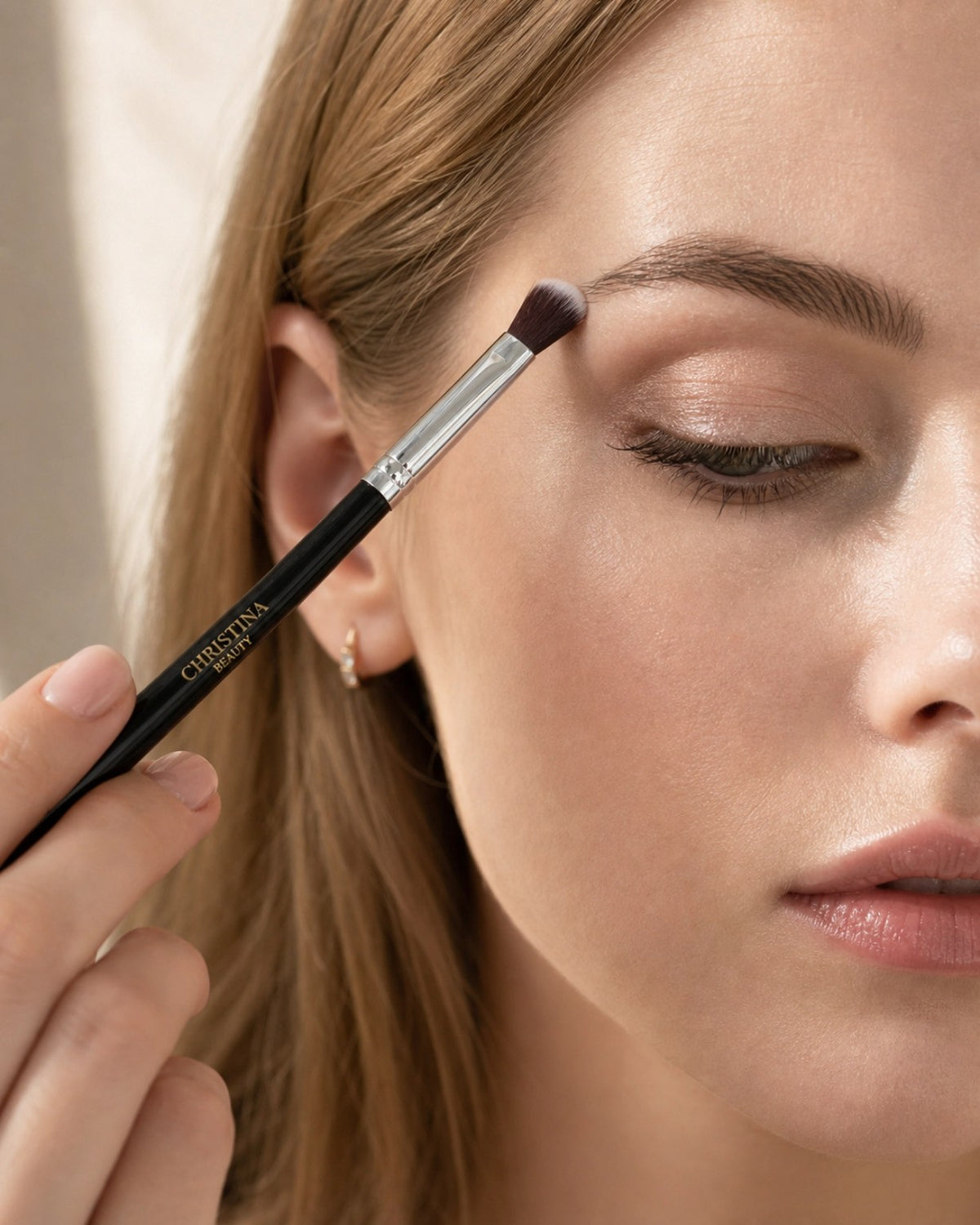 Blending brush from 14-piece professional makeup brush set